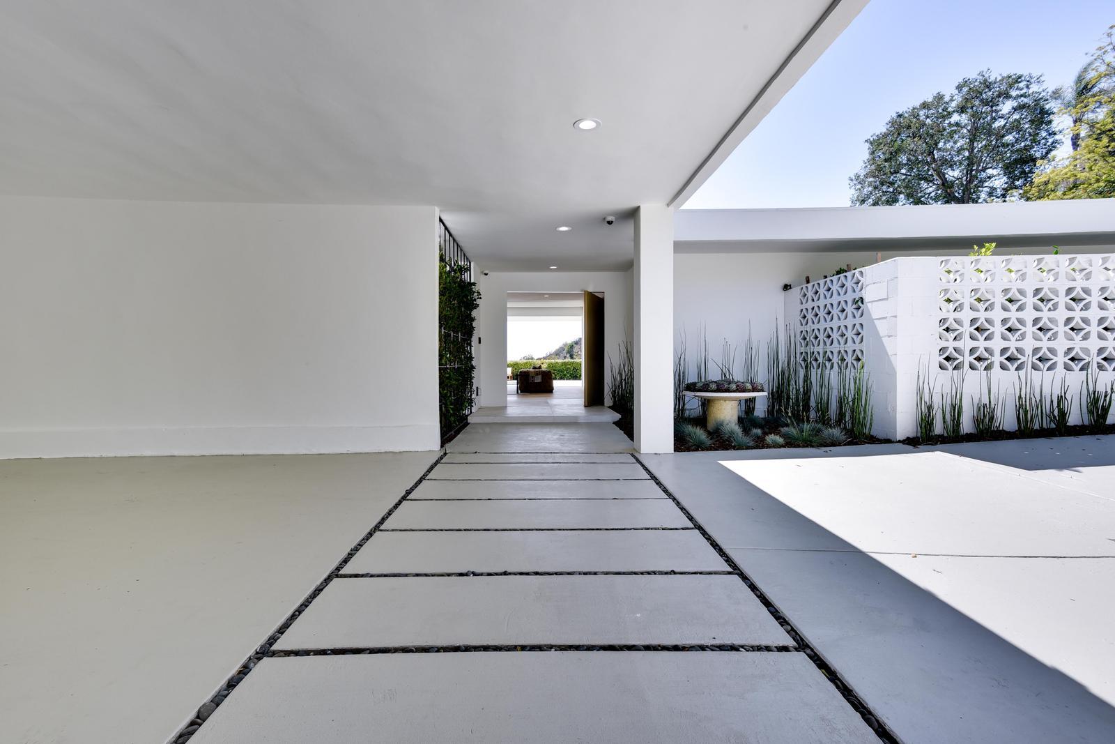 Vista Modern gallery image 8