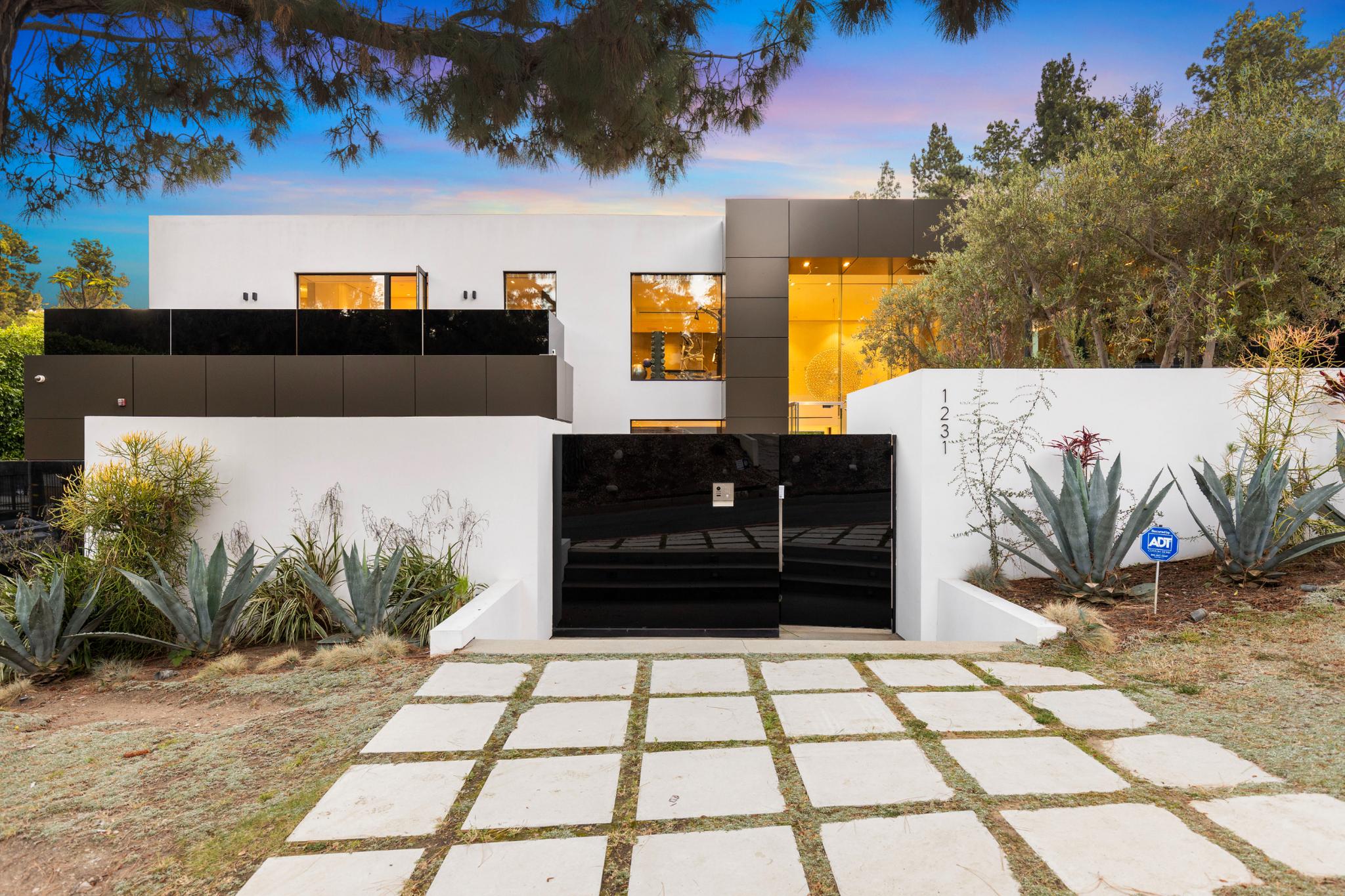 Lago Vista Modern gallery image 8