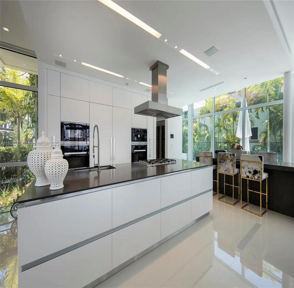 Hibiscus Dr gallery image 6