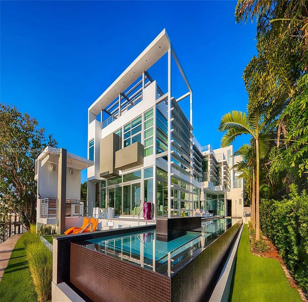 Hibiscus Dr gallery image 1