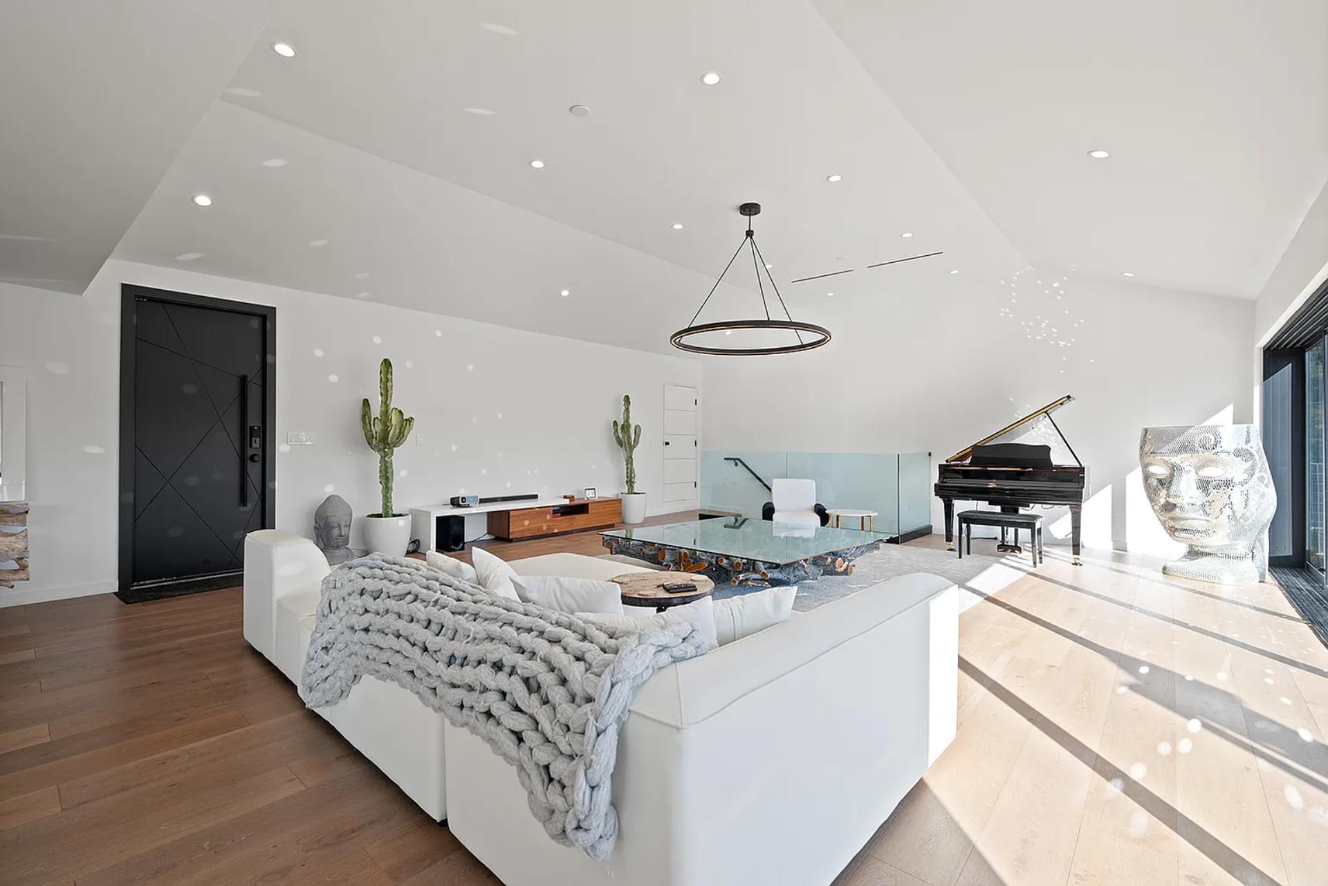 Skyline Villa gallery image 3