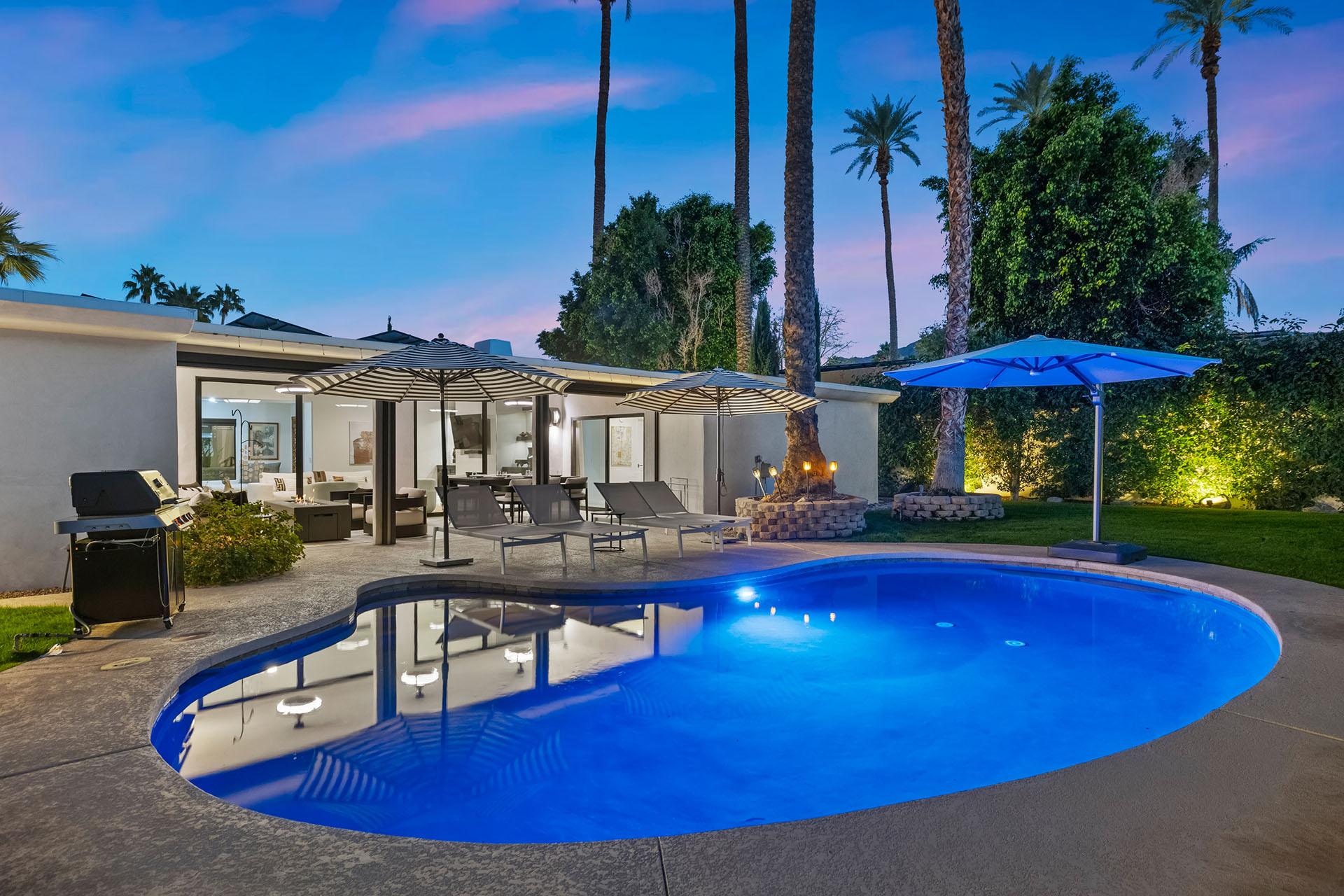 Palmeras Poolside gallery image 9