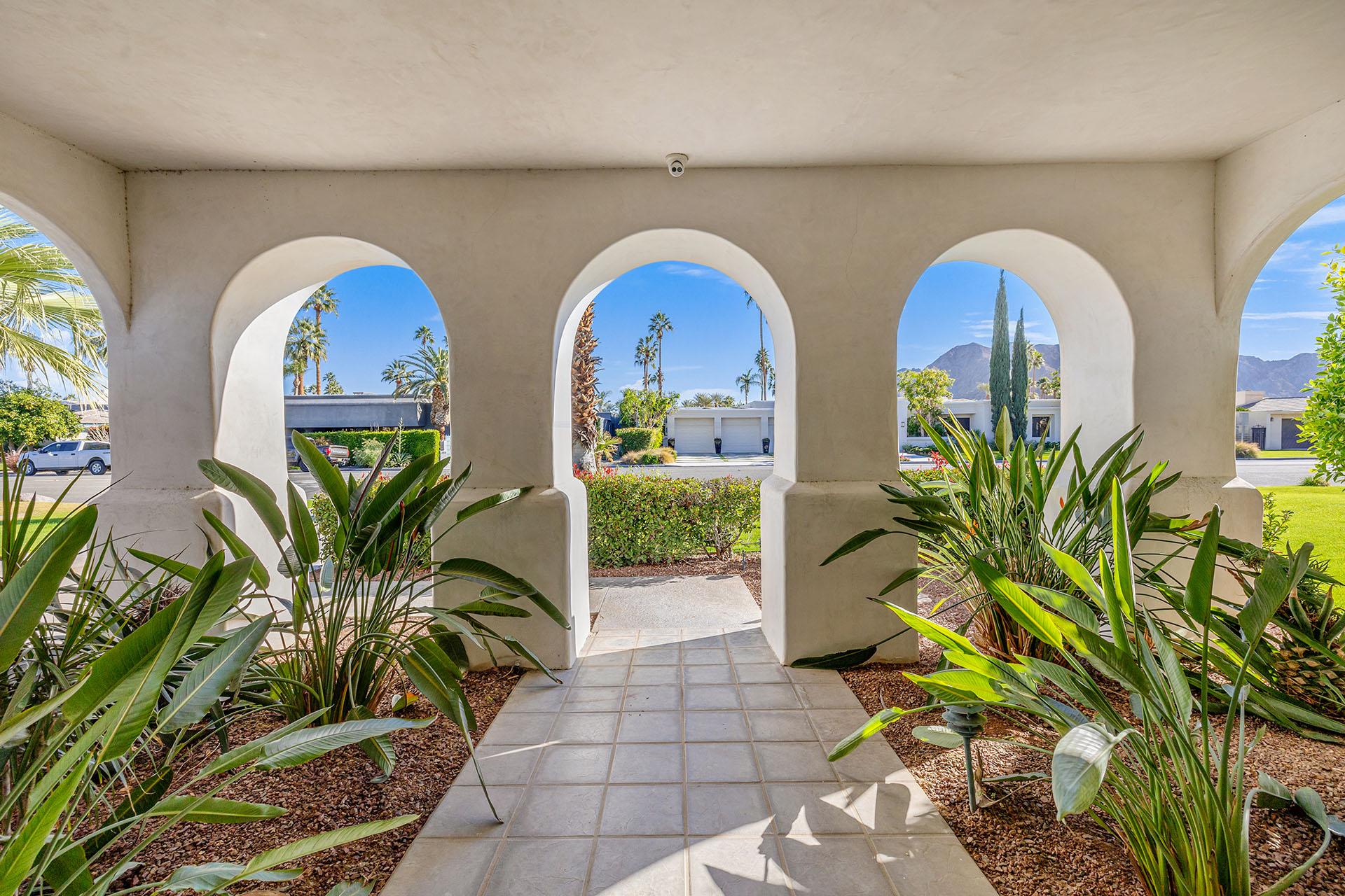 Palmeras Poolside gallery image 7