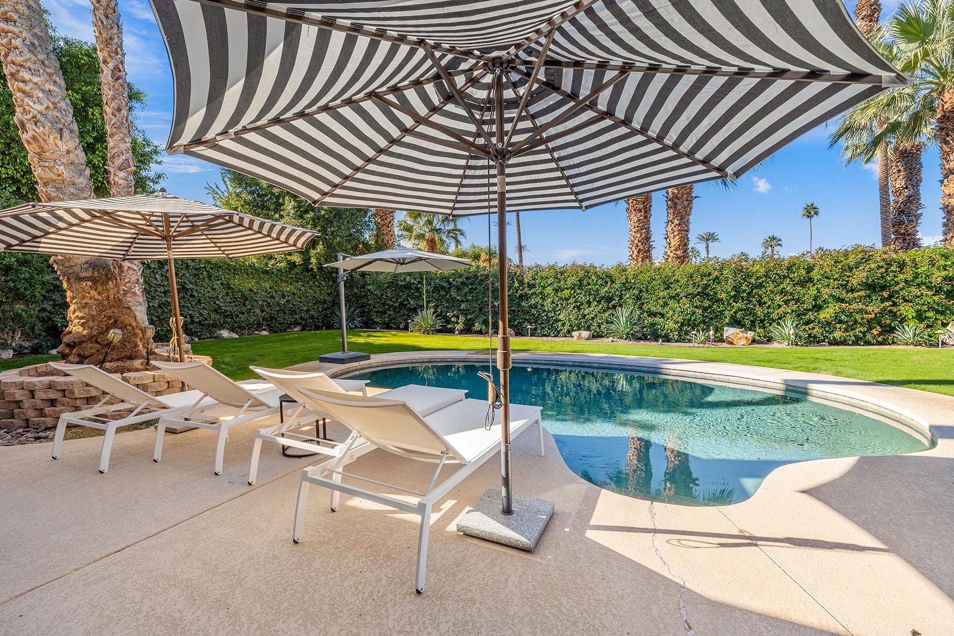 Palmeras Poolside gallery image 1